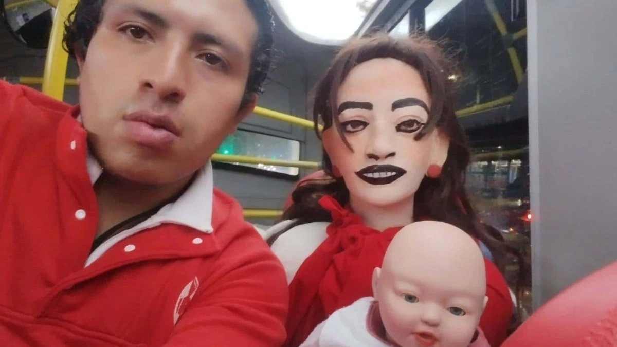 Hombre Se Cas Con Mu Eca De Trapo Apartado Mex