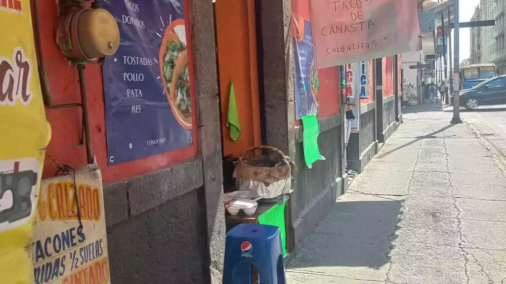 Abuleitos venden comida para ayudarse y salir adelante con los gastos