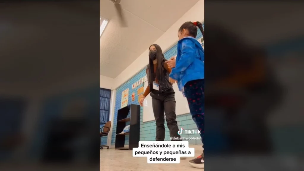 Maestra enseña a peques cómo pueden defenderse