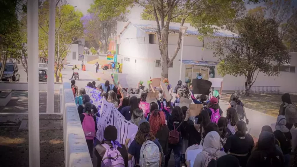 Prepas BUAP protestan al interior de C.U.