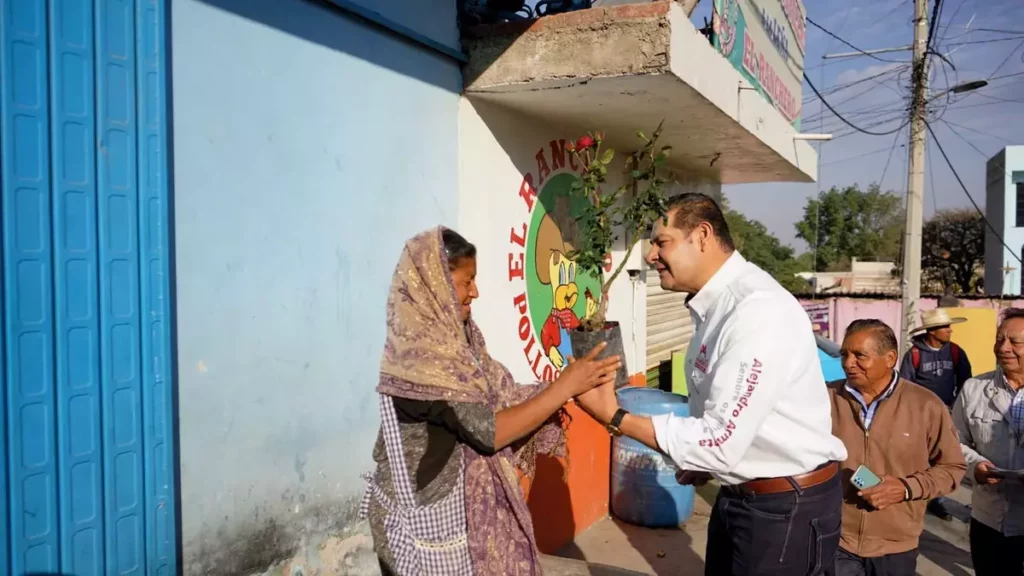 Armenta sigue en campaña, regala árboles en Ocoyucan