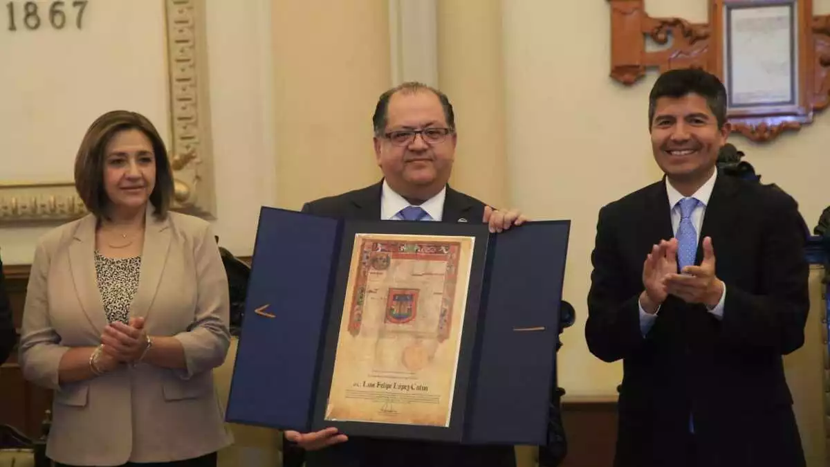 Luis Felipe López recibió la Cédula Real del Ayuntamiento de Puebla