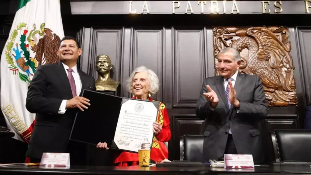 Entregan medalla Belisario Domínguez a Elena Poniatowska