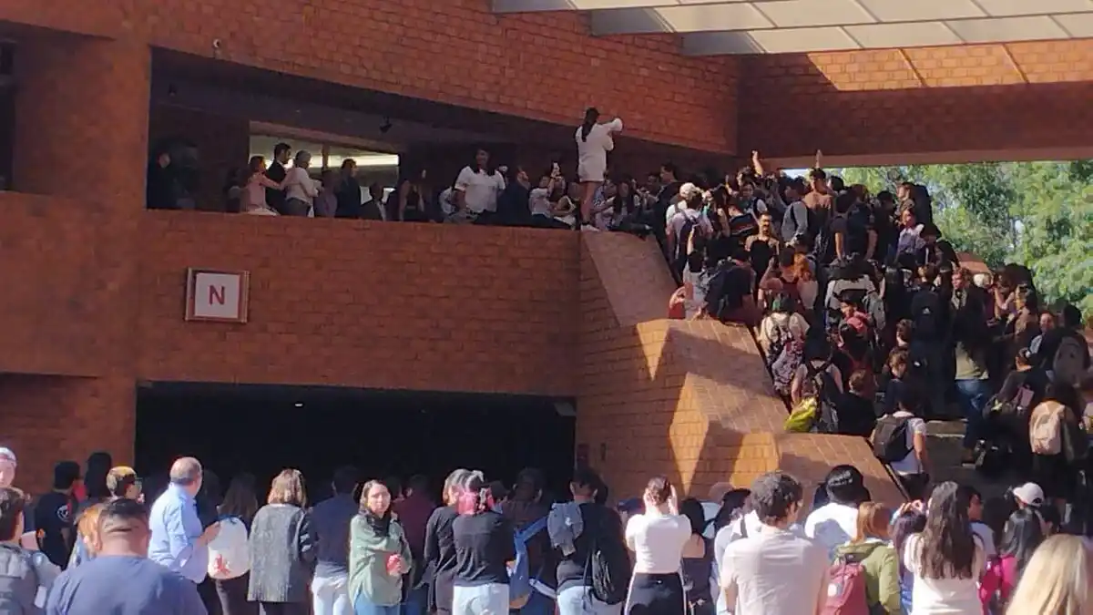 Alumnos de la Ibero protestan contra el rector