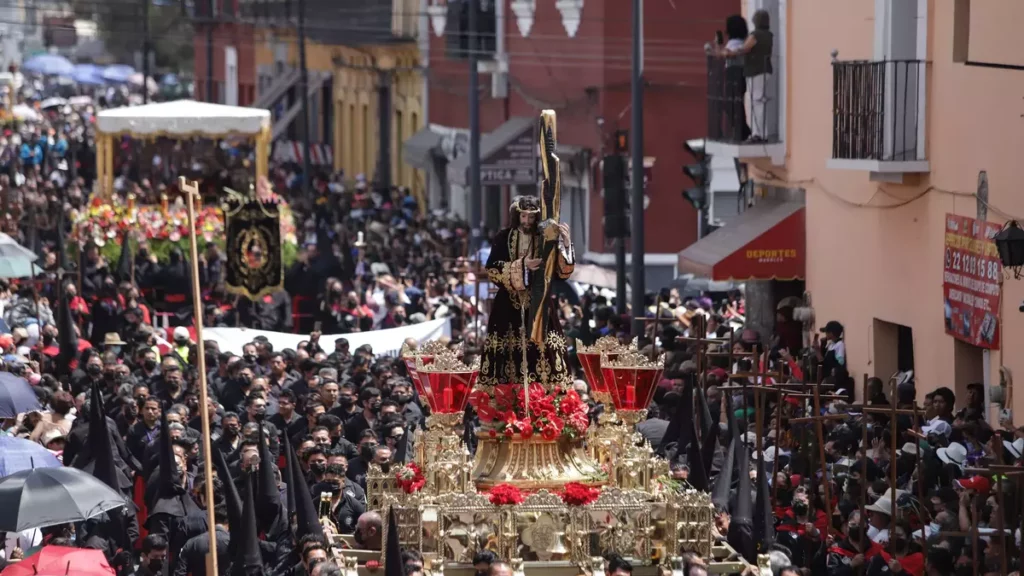 Céspedes y Eduardo Rivera asisten a procesión de Viernes Santo