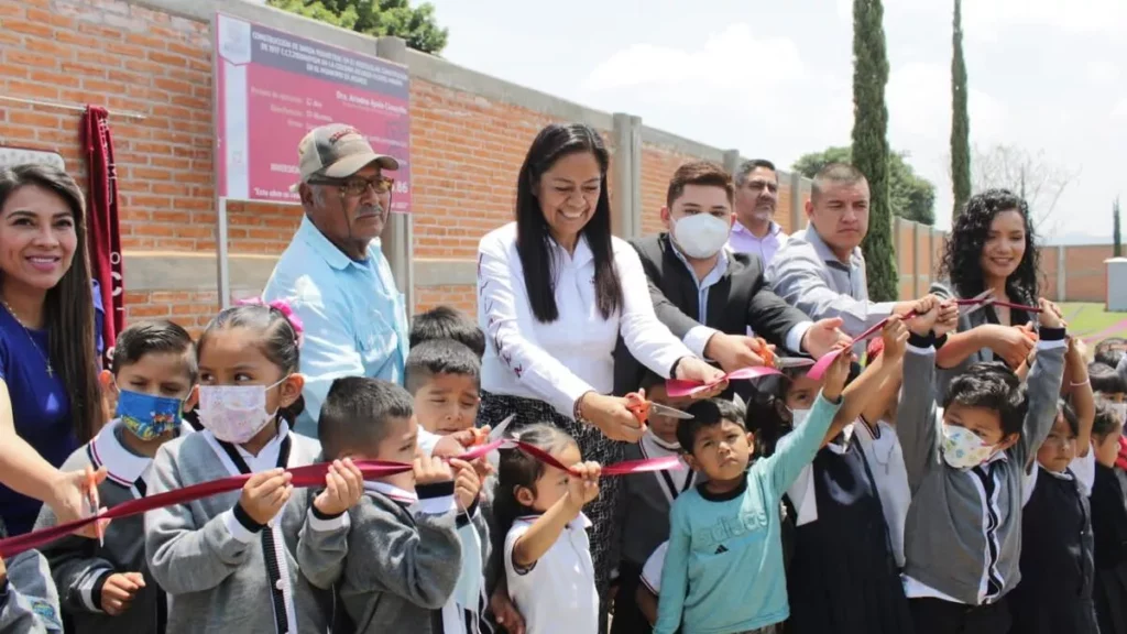 Ariadan Ayala entrega barda a Jardin de Niños Constitución de 1917