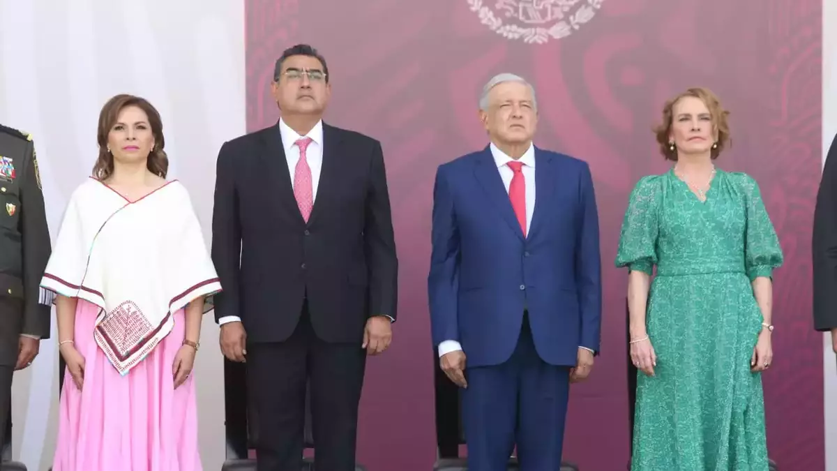 Encabezan AMLO y Sergio Salomón desfile del 5 de Mayo