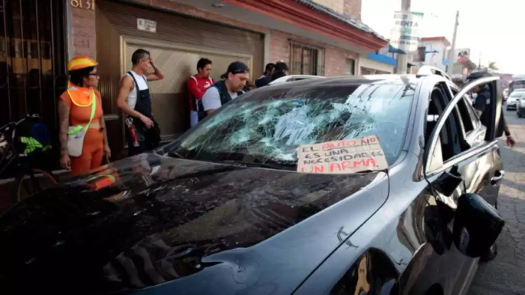 Conductor avienta su camioneta a manifestantes en la Recta a Cholula