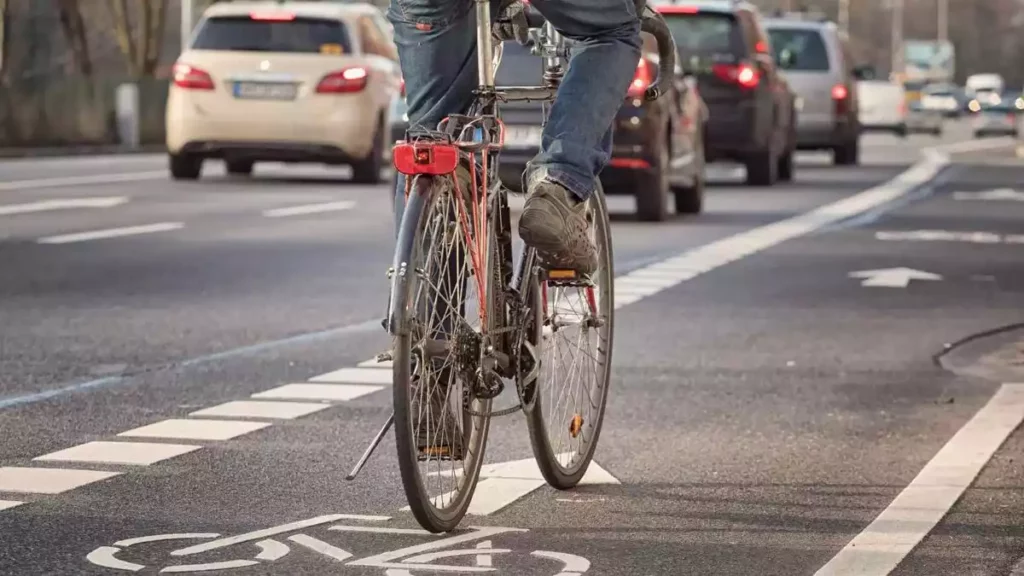 Conducir es un privilegio y nos obliga a respetar a los ciclistas