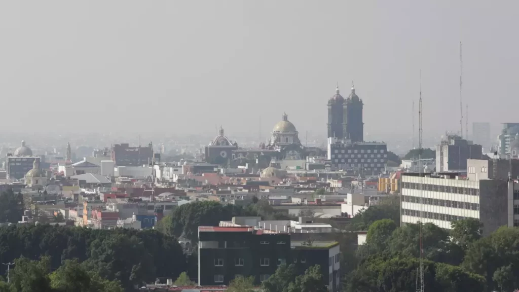 Descartan Hoy no circula en Puebla por caída de ceniza