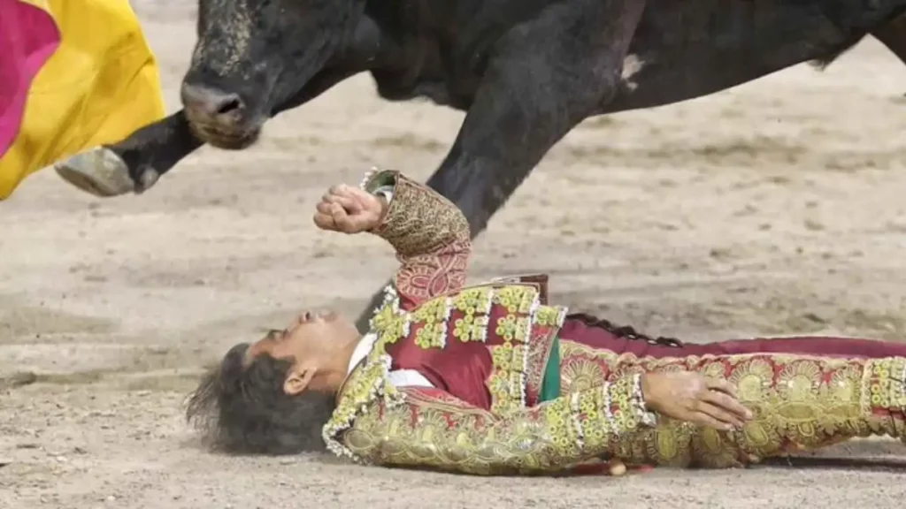 Joselito Ademe yace inconsciente en el suelo del ruedo de la Feria de San Marcos