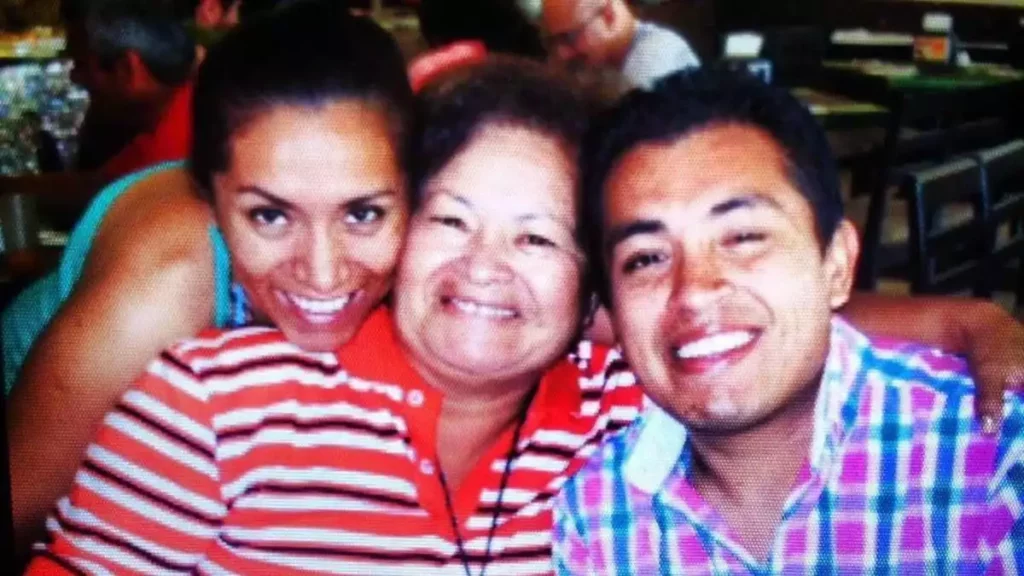 Pilar y Aldo Trejo con su mamá. 