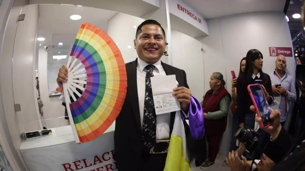 México entrega el primer pasaporte no binario