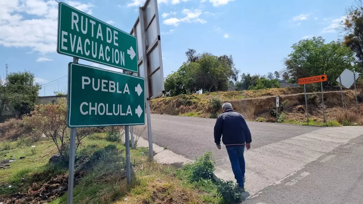 Suspenden clases presenciales en escuelas cercanas al Popocatépetl por caída de ceniza