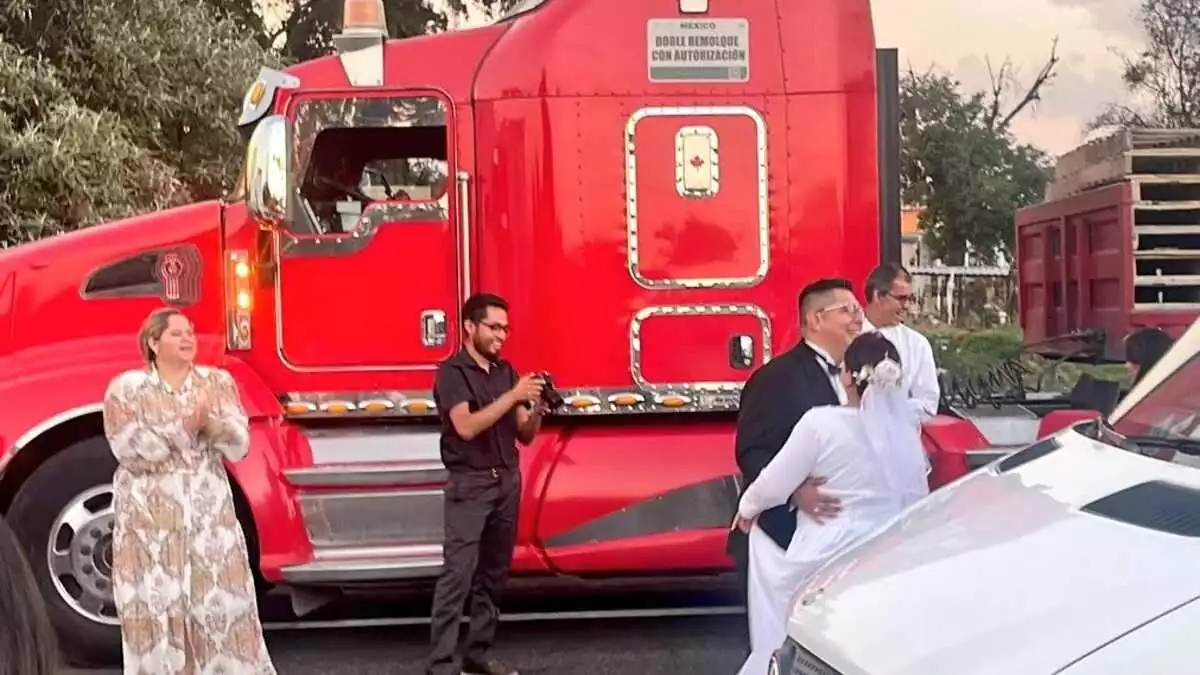 Sesión de fotos de novios en el caos vial de la autopista México-Puebla