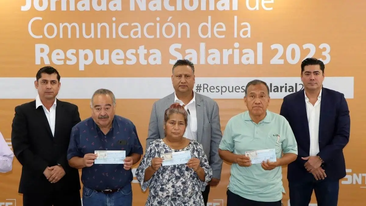 SNTE 51 entrega 102 cheques de seguro de vida adicional