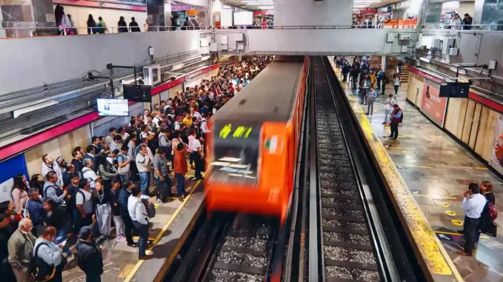 Metro de la CDMX experimenta retrasos y aglomeraciones