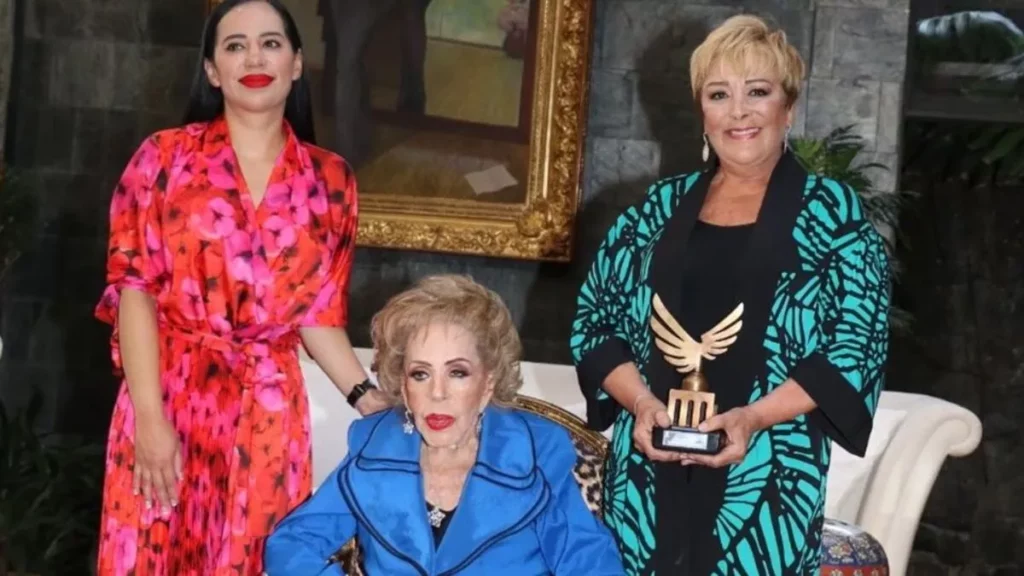 Silvia Pinal recibe "Las alas de Cuauhtémoc"