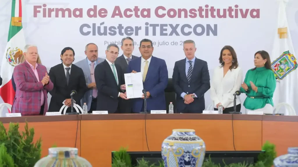 Céspedes firma acta para crear Clúster de la Industria Textil “iTexcon”