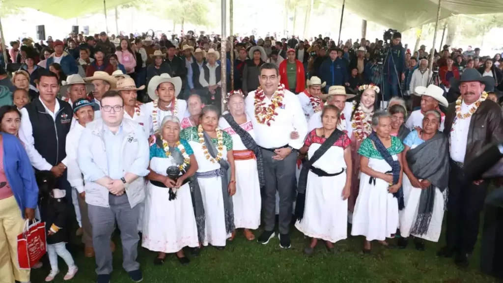 En Honey, Céspedes entrega calentadores solares