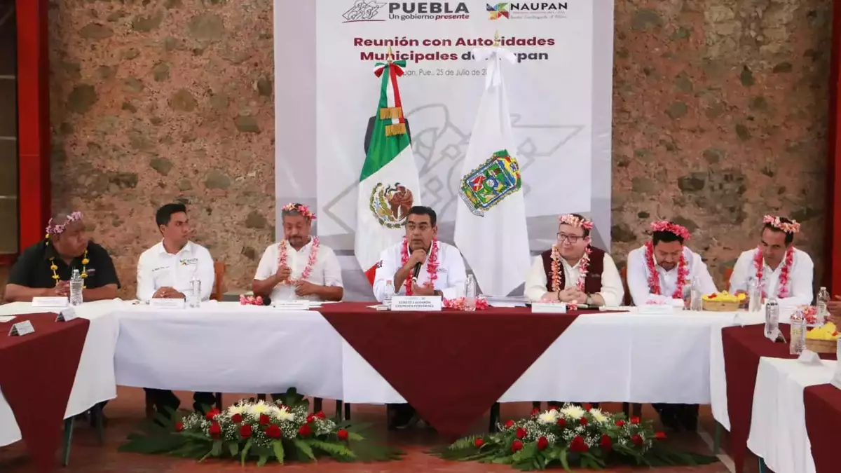 Gobernador de Puebla se reúne con alcaldes de Naupan y Juan Galindo