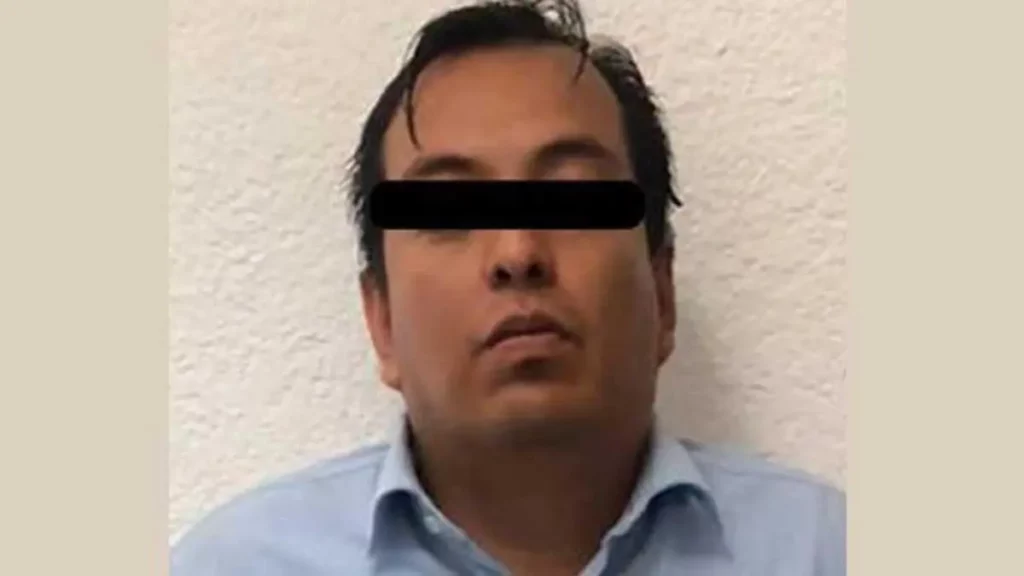 En una acción conjunta, la Fiscalía General de Justicia del Estado de México (FGJEM) logró obtener una orden de aprehensión contra Jesús Adib "N", sujeto presuntamente involucrado en un intento de homicidio ocurrido el pasado 30 de junio en Cuautitlán Izcalli. Durante el operativo de detención, la Fiscalía también ejecutó una orden de cateo en el domicilio del acusado, donde se rescataron ocho caninos encontrados en condiciones deplorables, lo que derivó en la apertura de una investigación por el delito de maltrato animal. Los hechos que llevaron a la emisión de la orden de aprehensión ocurrieron en la avenida de las Conchas, colonia Santa María de Guadalupe Las Torres, Primera Sección. Según las indagatorias, Jesús Adib "N" habría intentado privar de la vida a una persona, realizando disparos con arma de fuego en su contra. Durante el incidente, el presunto implicado habría amenazado y disparado a la víctima, quien logró huir para ponerse a salvo. Además, un valiente individuo se enfrentó al agresor para evitar que continuara efectuando disparos. A raíz de la denuncia de la víctima, la FGJEM inició una exhaustiva investigación que llevó a la obtención de la orden de aprehensión por el delito de homicidio en grado de tentativa. Como parte de la misma investigación, la Fiscalía solicitó una orden de cateo para un inmueble ubicado en calle San Francisco de Asís, colonia Ejido de San Francisco Tepojaco, también en Cuautitlán Izcalli. Durante la diligencia, se aseguraron envoltorios con droga, y lo más preocupante fue el hallazgo de ocho perros viviendo en condiciones insalubres y con evidente descuido en su alimentación. Por esta razón, se inició una indagatoria por el delito de maltrato animal. Los caninos rescatados fueron trasladados a un albergue ubicado en el municipio de Naucalpan, donde recibirán la atención y cuidado necesarios para su recuperación. En cuanto a la situación de Jesús Adib "N", el presunto agresor, actualmente se encuentra detenido en el Centro Penitenciario y de Reinserción Social de Cuautitlán, debido a otra investigación previa por el delito de extorsión en agravio de dos personas dentro de un plantel educativo. Este caso fue llevado a los Juzgados de Control de Cuautitlán, donde el Agente del Ministerio Público formuló imputación en su contra y también contra su pareja sentimental identificada como Laura "N". El Juez de Control dictaminó medida de prisión preventiva justificada para ambos acusados. En cuanto al menor, hijo de Jesús y Laura, la Fiscalía ha emprendido diligencias para identificar redes de apoyo que permitan reintegrarlo al seno familiar. Sin embargo, al detectarse indicios de violencia en su entorno y contradicciones en los testimonios de sus familiares, se determinó solicitar el apoyo del Sistema para el Desarrollo Integral de la Familia del Estado de México (DIFEM). El niño se encuentra actualmente bajo la protección y cuidado de esta institución, mientras los especialistas en trabajo social continúan analizando la situación para identificar a algún familiar apto para hacerse cargo de su protección.