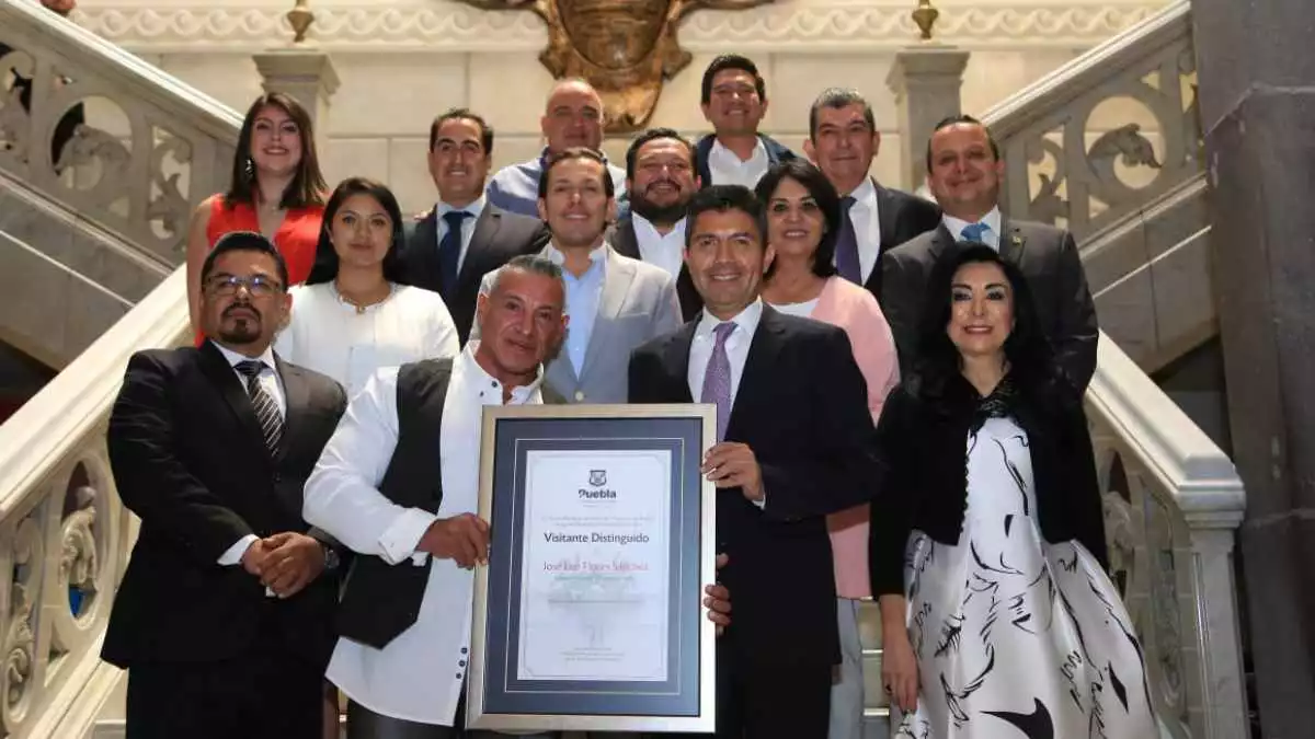 El fisicoculturista Leo Flores con Eduardo Rivera y funcionarios y regidores del Ayuntamiento de Puebla