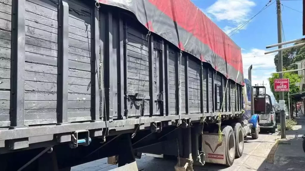 Migrantes abandonados en tráiler hermético en Veracruz