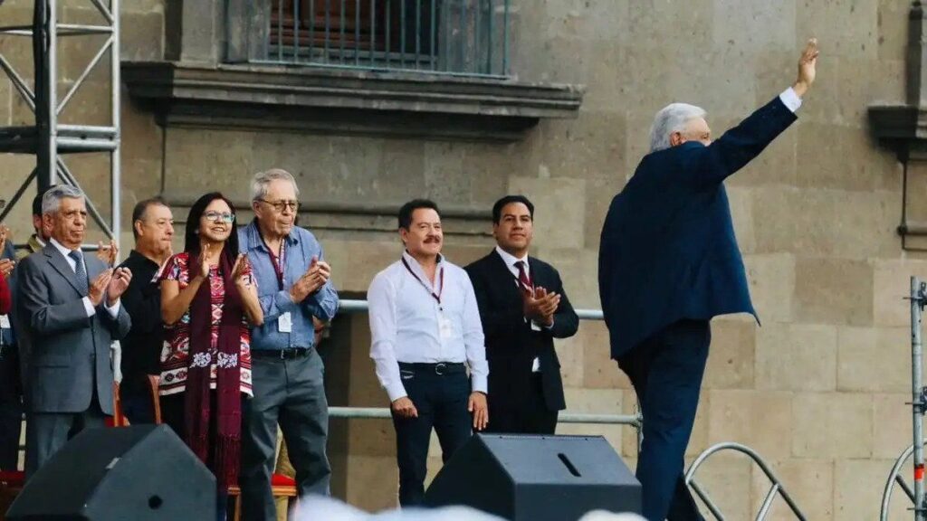 Ignacio Mier en el escenario principal junto a AMLO.