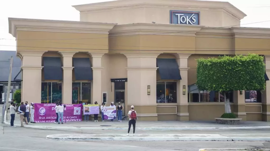 Patrulla Feminista protesta contra deudor alimentario en restaurante Toks