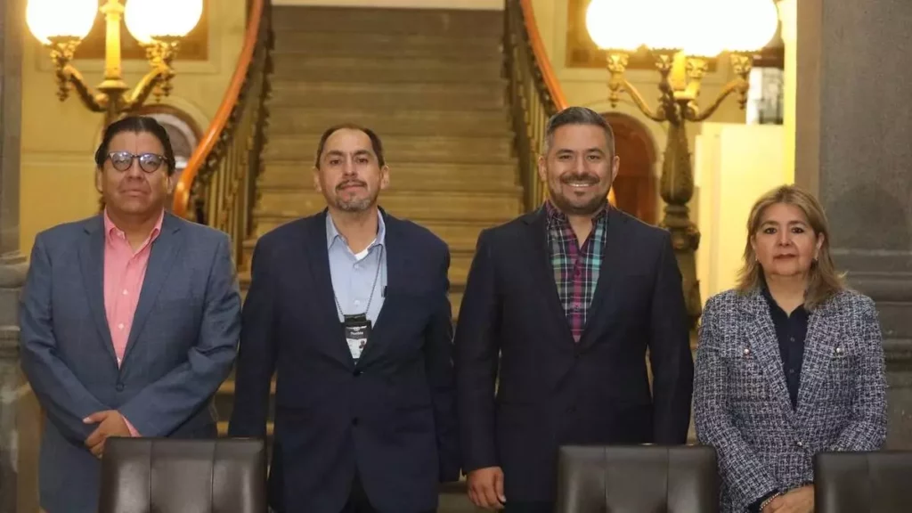 Enrique Guevara junto a María Isabel García Ramos, Tesorera Municipal y Fabián Valdivia Pérez, Director del Instituto Municipal de Arte y Cultura.