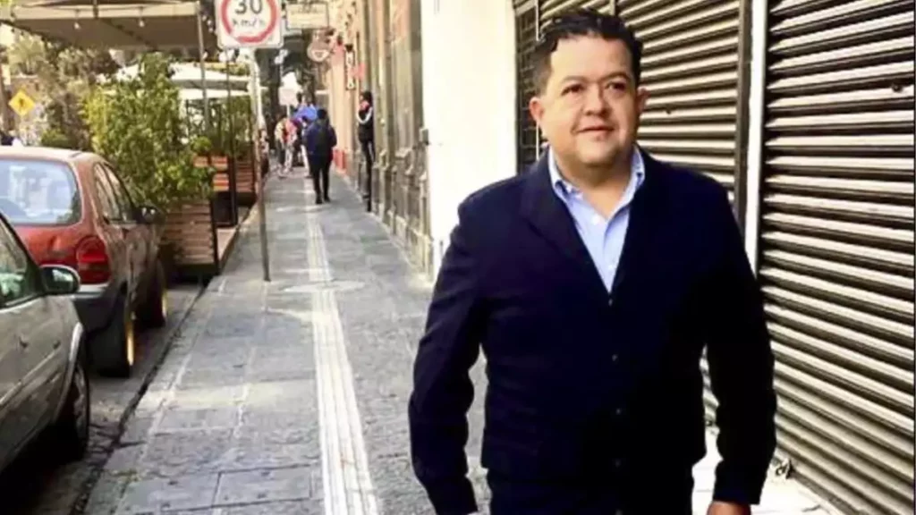 Arturo Rueda caminando por las calles de Puebla, foto de 2022