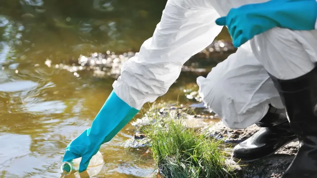 Uno de los más grandes problemas de la contaminación ambientla, es el agua contaminada