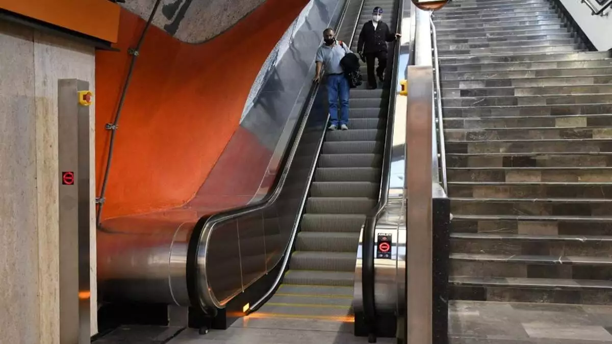 Escaleras eléctricas en el Metro de la CMDX siguen sin funcionar