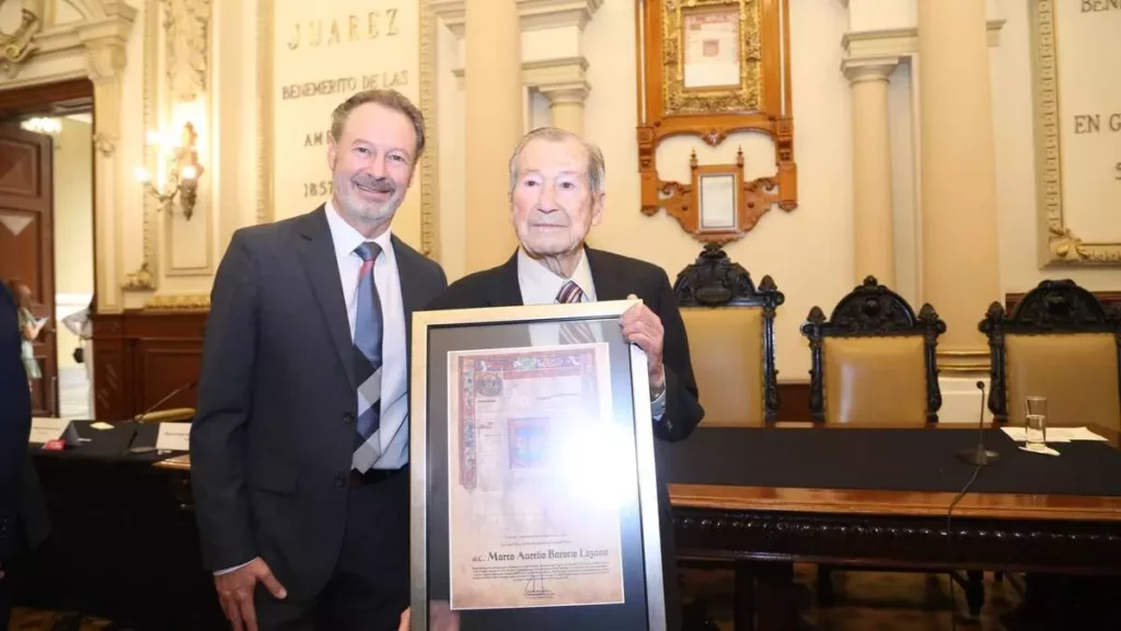 Marco Aurelio Barroco, ícono de la ingeniería en Puebla, recibe copia de la "Cédula Real"