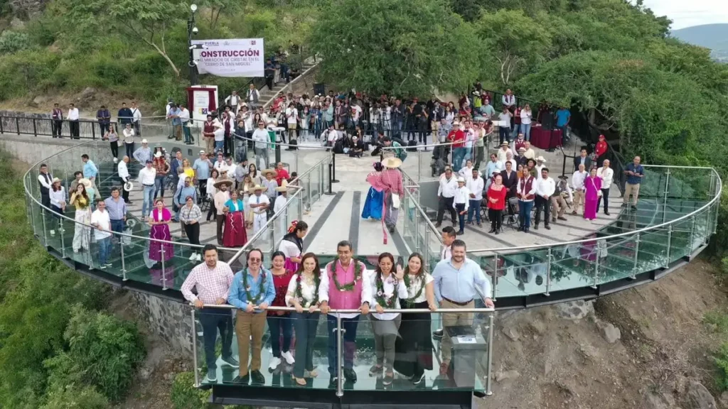 Inaugura Céspedes el Mirador de Cristal en Atlixco