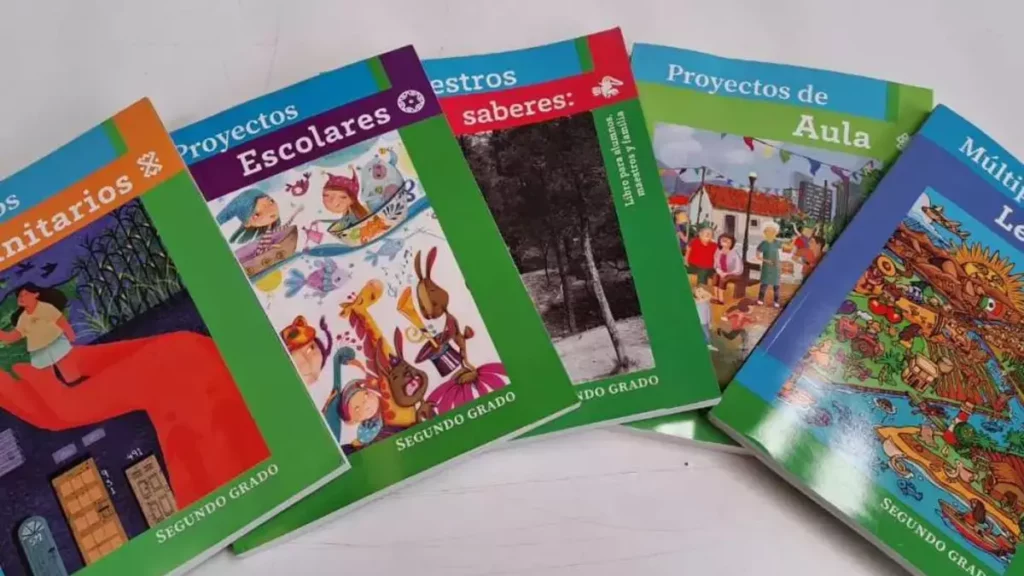 Jueza Federal ordena suspender distribución de libros de texto