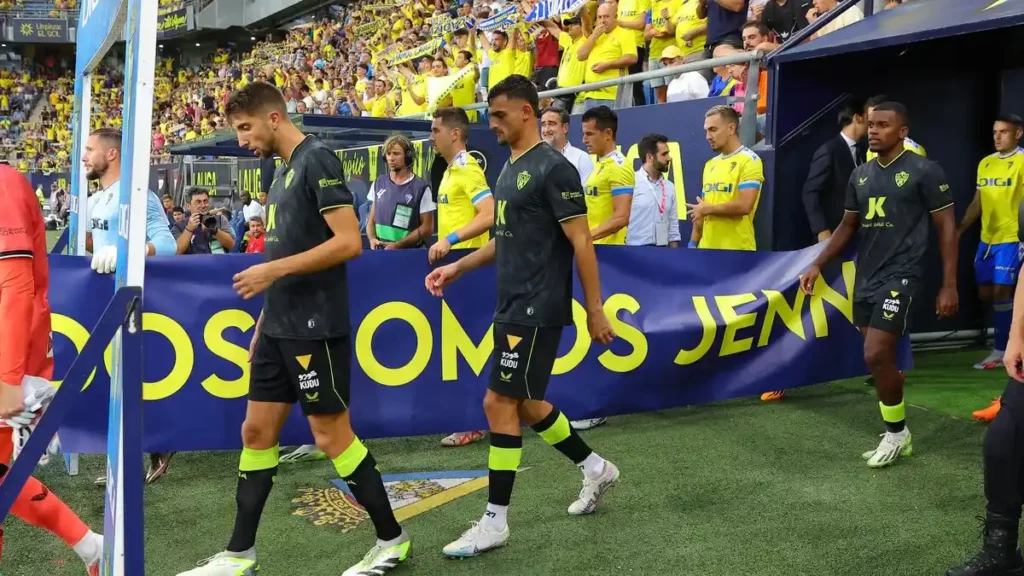 "Todos Somos Jenni" decía la pancarta de los futbolistas de Cádiz.