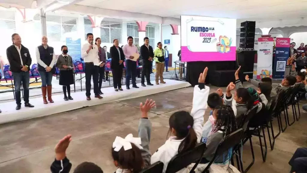 Ayuntamiento de Puebla entrega kits de útiles escolares en juntas auxiliares