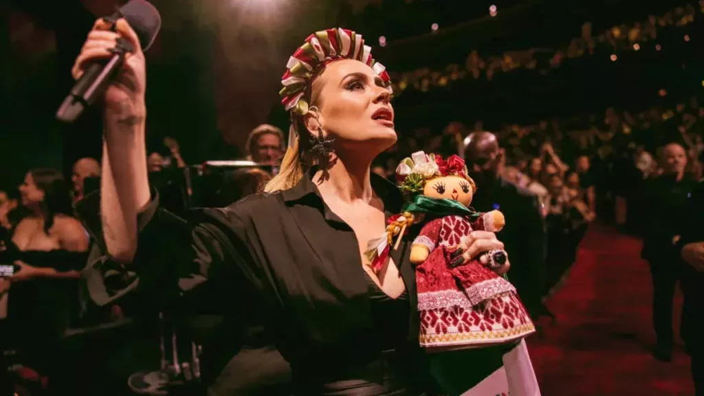 Adele reconoce el talento en la producción de peluches del Dr. Simi