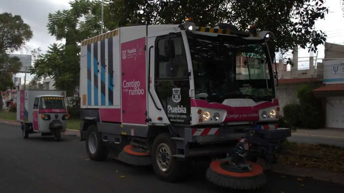 Operador del Servicio de limpieza renueva Avenida y Ciclopista de la 14 Sur en Puebla