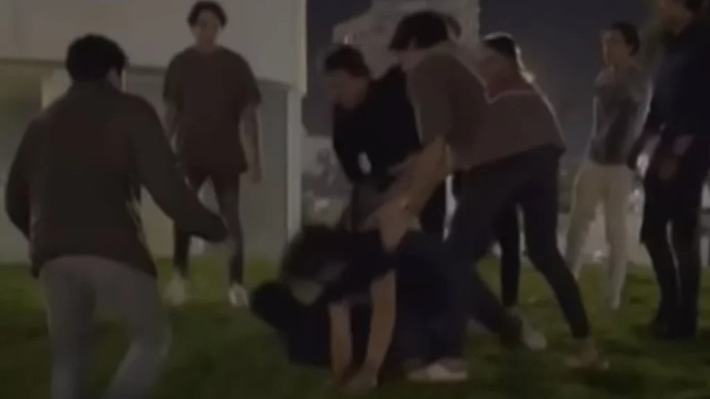 Golpean brutalmente a joven en la zona de antros de la Isla de Angelópolis