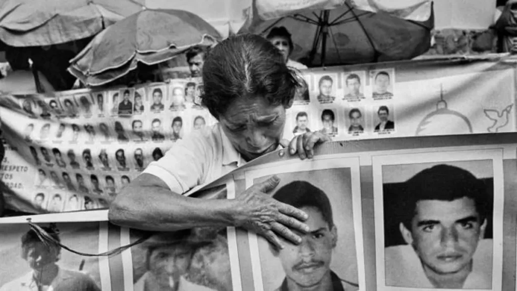 Madre buscando a su hijo en Medellín en los tiempos más violentos de Colombia, entre los 80's y 90's