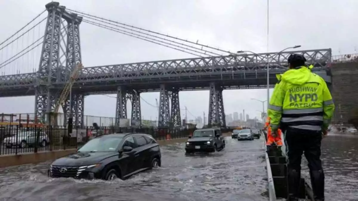 Nueva York bajo el agua y en estado de emergencia