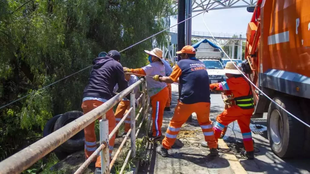 OOSL Retira 11 Toneladas de Llantas del Río Atoyac en Puebla