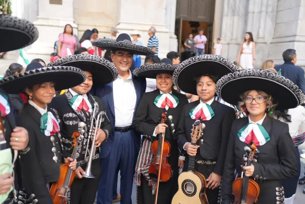 Fortalece Gobierno de Sergio Salomón lazos con poblanas y poblanos en EE.UU.