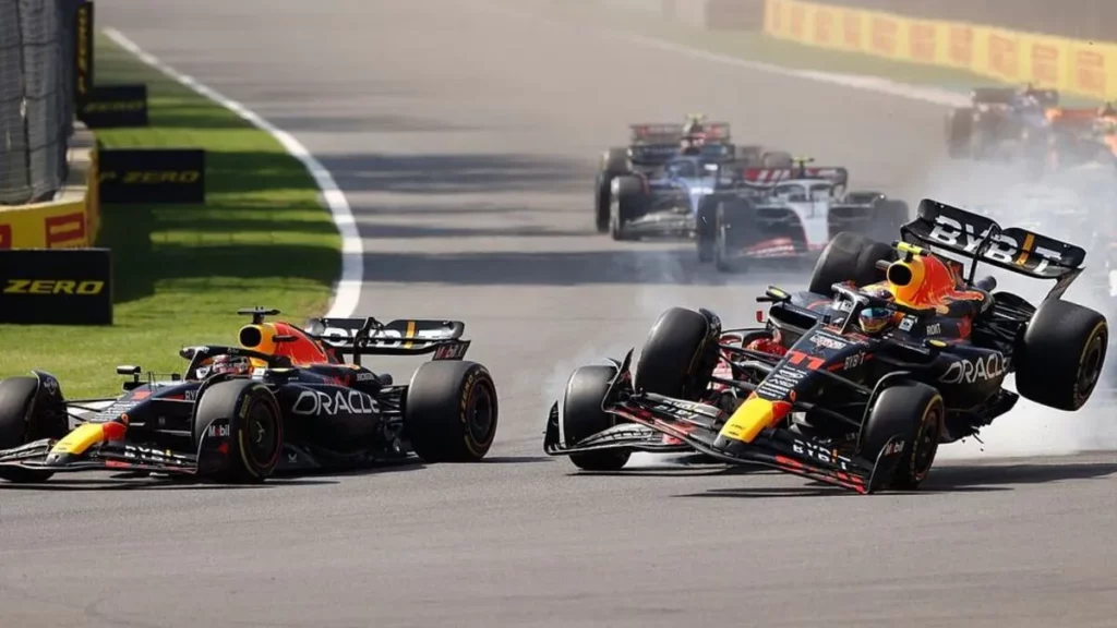 El piloto mexicano tuvo un contacto con Charles Leclerc durante la primera vuelta en la curva 1, lo que lo orilló a abandonar la carrera