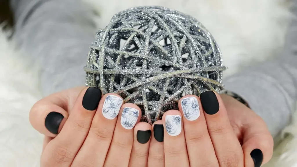 Los diseños de uñas en blanco y negro sirven para cualquier ocasión