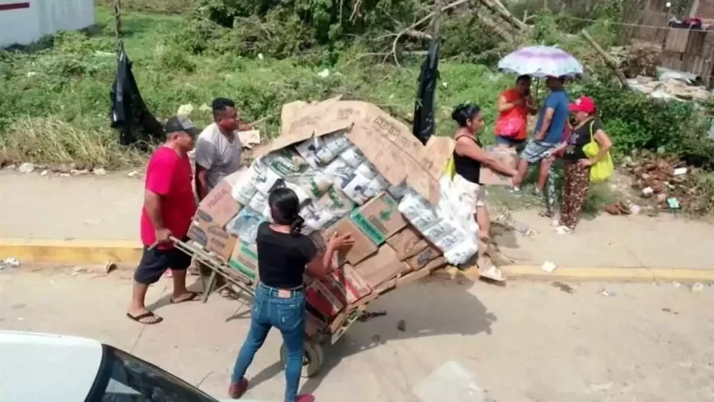 Continúan saqueos en Acapulco tras el impacto del Huracán Otis