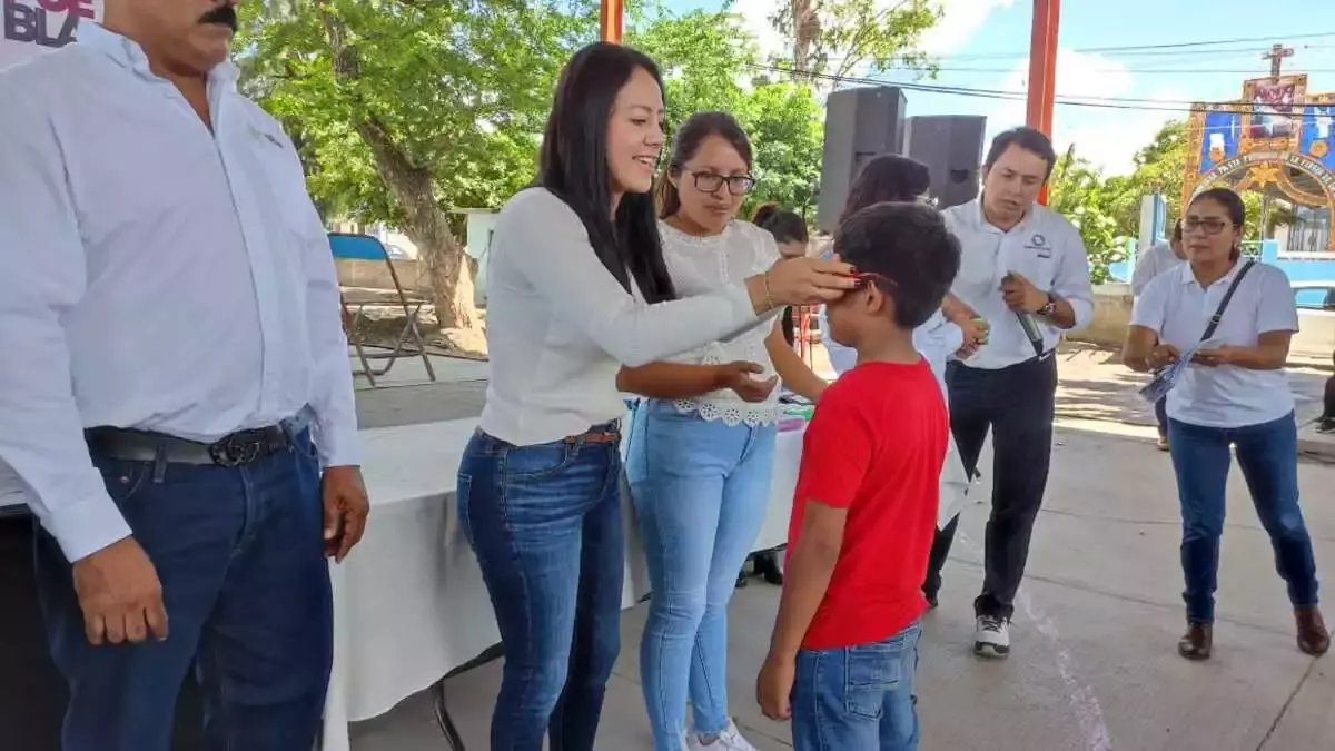 77 lentes entregados en Izúcar de Matamoros